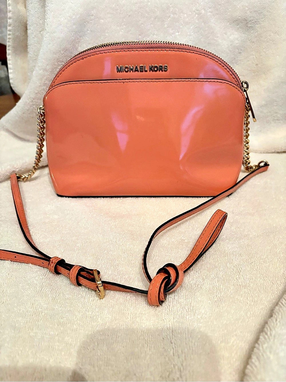 Authentic Michael Kors Emmy Medium Dome Crossbody Bag in a gorgeous, vibrant Pea